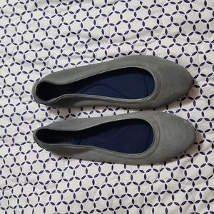 CROCS Women's Gray Suede-Look Ballet Flats Size 9 But Fit More Like 8/8.5
